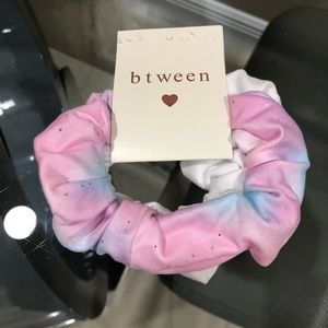 🔴 NWT Btween scrunchies (2)